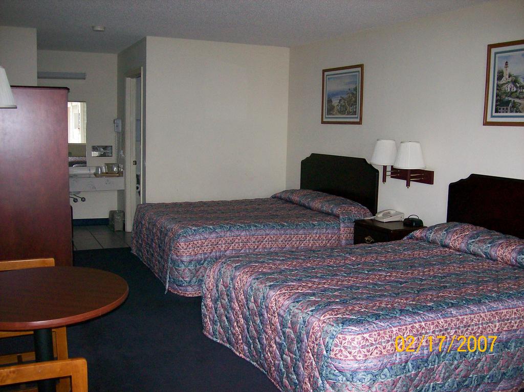 American Inn & Suites White Hall AR